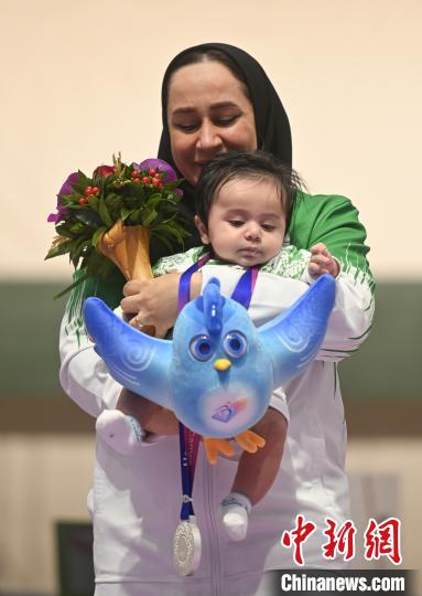 伊朗射击名将携婴儿登亚残运会领奖台