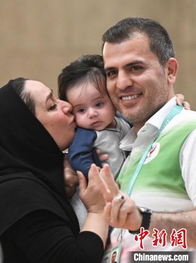 伊朗射击名将携婴儿登亚残运会领奖台