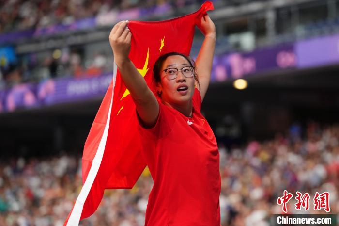 巴黎奥运会田径赛场冯彬夺银黄博凯撑杆跳高第