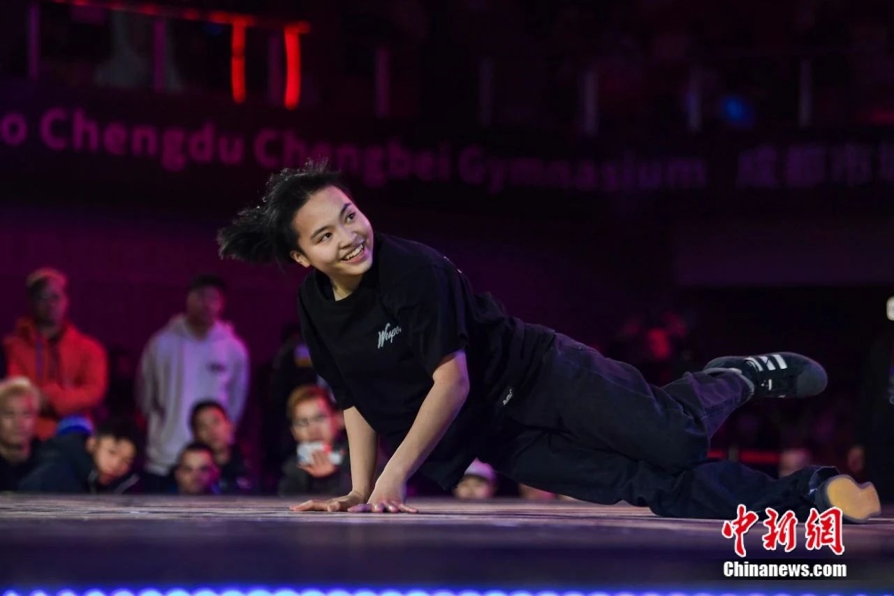 成都世运会开幕：非奥项目舞台与环保奖牌设计