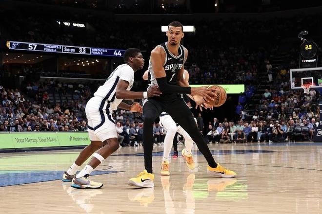 文班亚马率马刺狂胜灰熊