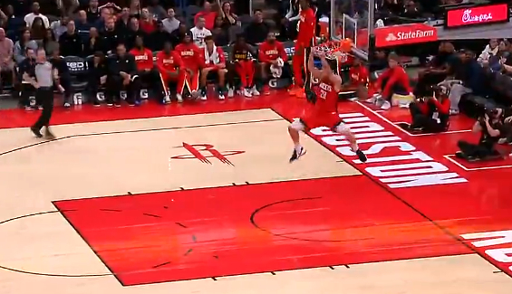 申京关键抢断背扣助火箭狂胜老鹰31分