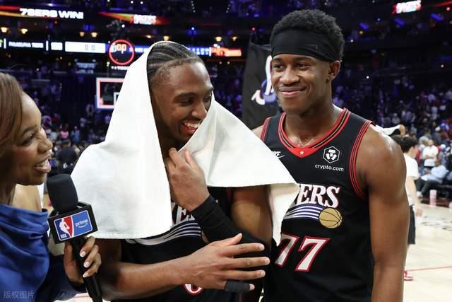凯尔特人遭遇季后赛首败 76人双核爆发逆转绿军